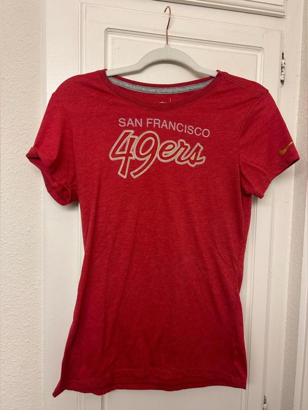 Nike San Francisco 49ers Women’s T-Shirt Size Medium Red NFL Team Apparel